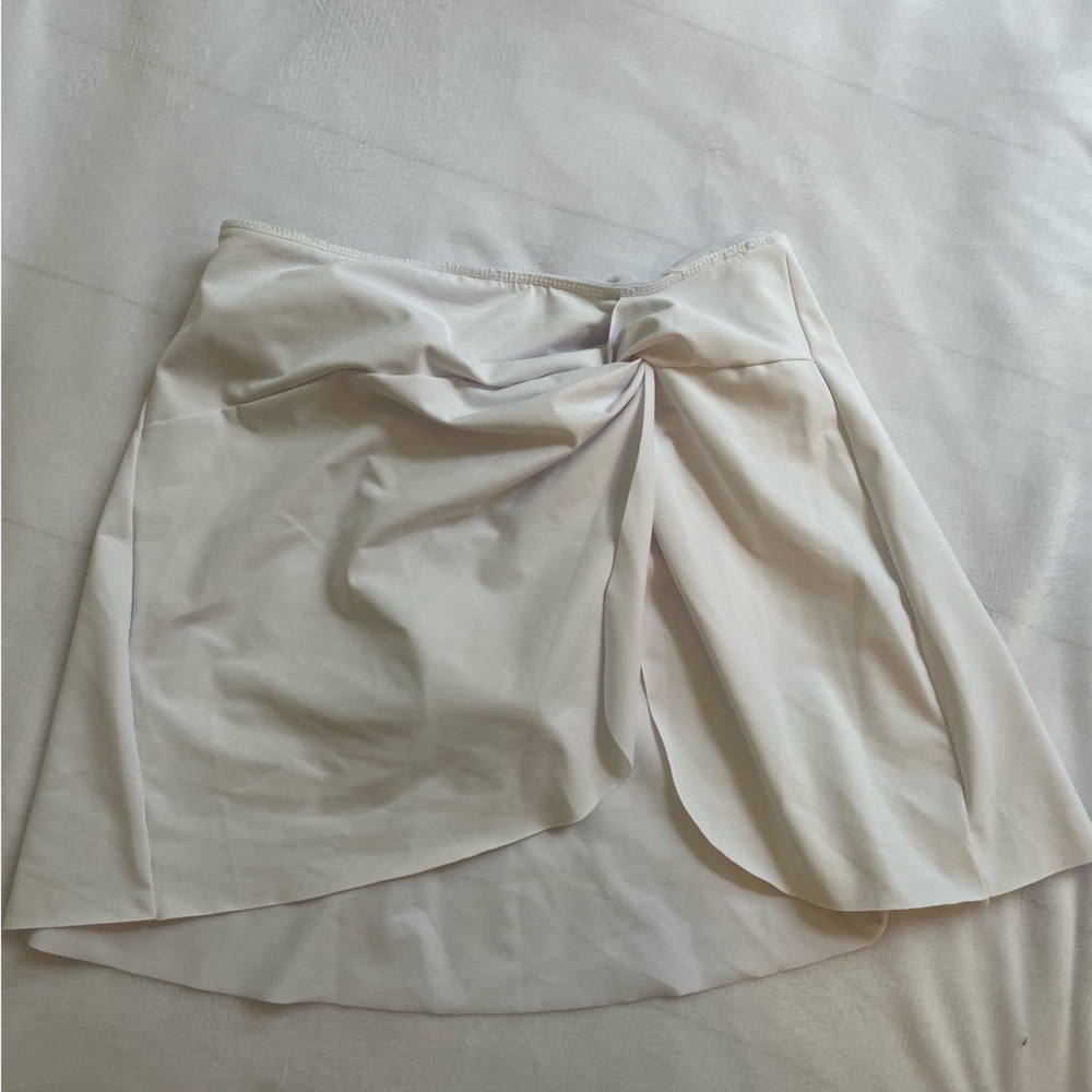 Twist side skirt